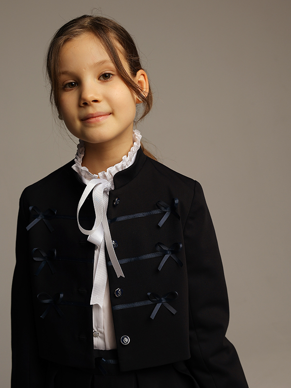 Нарядный синий школьный жакет с застежкой-бантами на девочку
