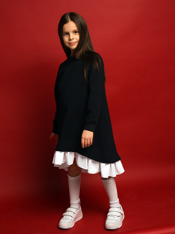 Трикотажное синее школьное платье-туника с белым воланом