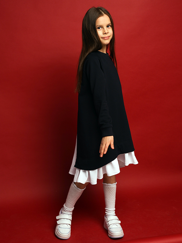 Трикотажное синее школьное платье-туника с белым воланом