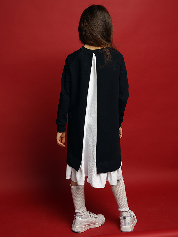 Трикотажное синее школьное платье-туника с белым воланом