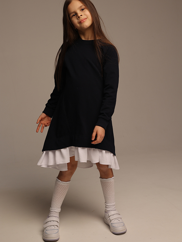 Трикотажное синее школьное платье-туника с белым воланом