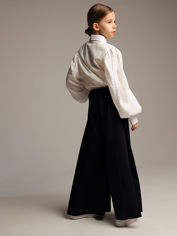 Широкие синие школьные брюки с глубокими боковыми складками на девочку