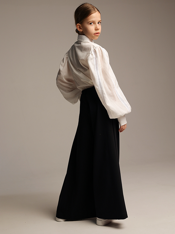 Широкие синие школьные брюки с глубокими боковыми складками на девочку