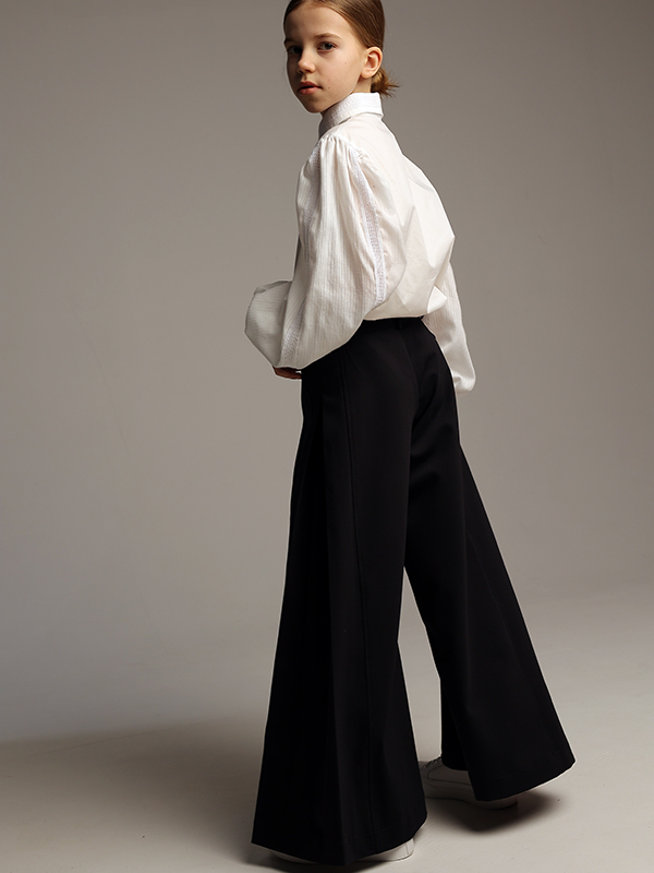 Широкие синие школьные брюки с глубокими боковыми складками на девочку