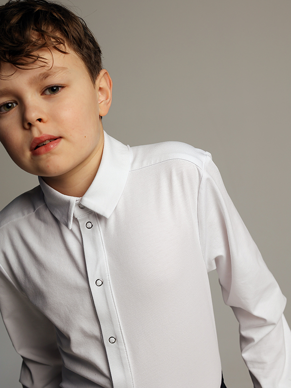 Белая трикотажная школьная рубашка на мальчика