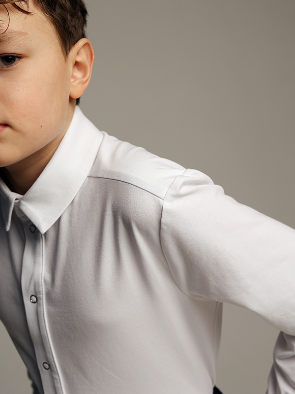 Белая трикотажная школьная рубашка на мальчика
