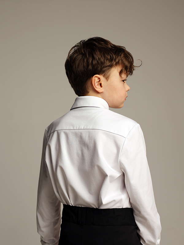 Белая трикотажная школьная рубашка на мальчика