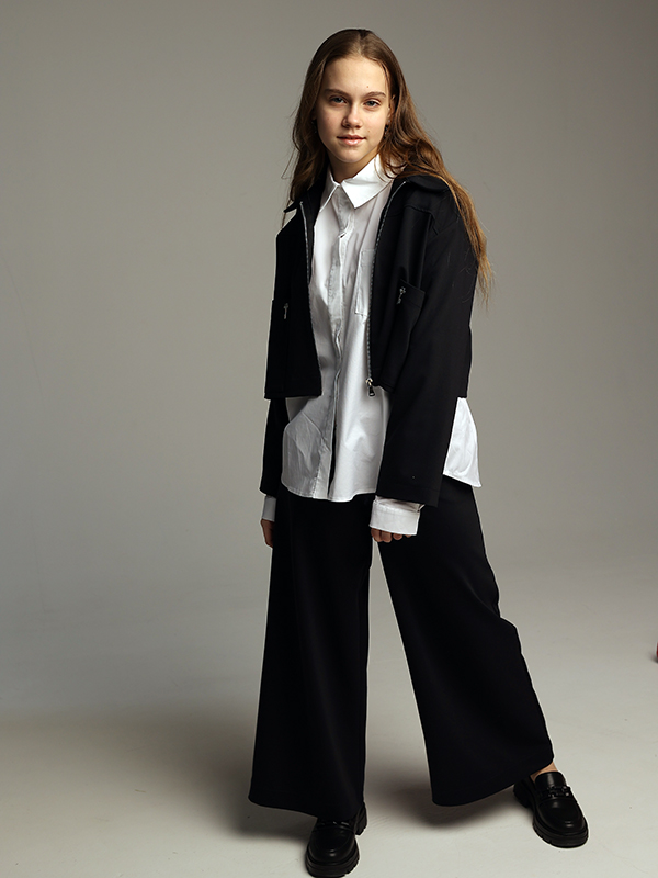 Укороченный школьный жакет на молнии с накладными карманами на девочку