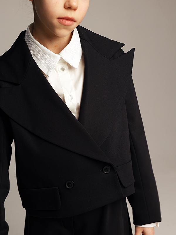 Короткий школьный двубортный синий жакет с фигурными лацканами