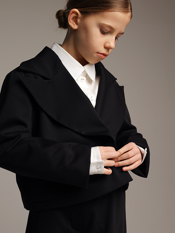 Короткий школьный двубортный синий жакет с фигурными лацканами