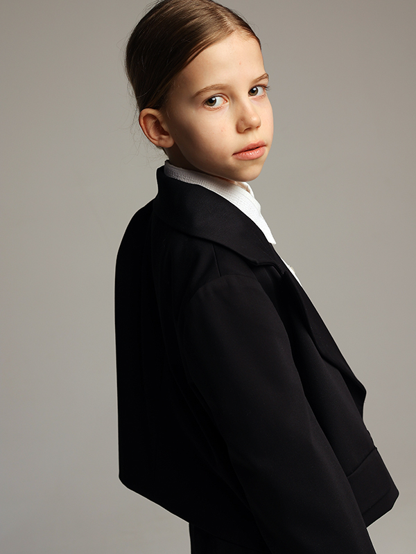 Короткий школьный двубортный синий жакет с фигурными лацканами