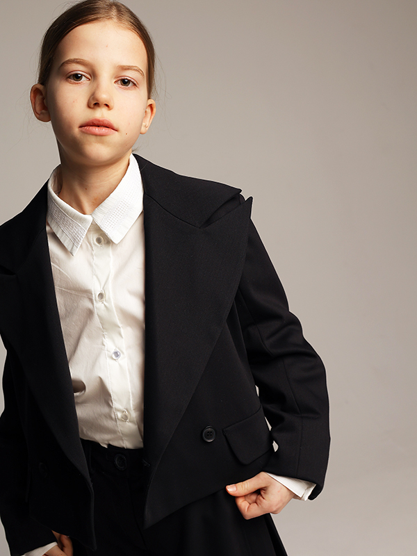 Короткий школьный двубортный синий жакет с фигурными лацканами