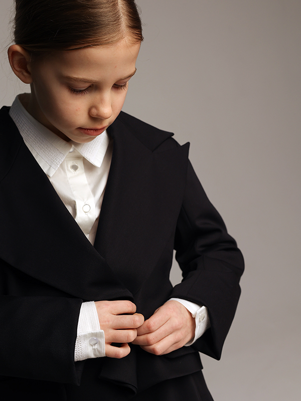 Короткий школьный двубортный синий жакет с фигурными лацканами