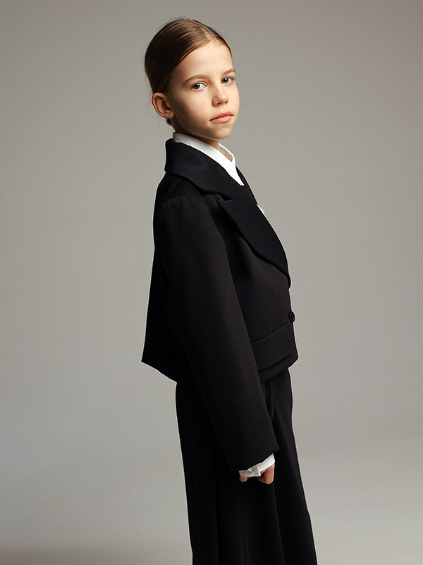 Короткий школьный двубортный синий жакет с фигурными лацканами