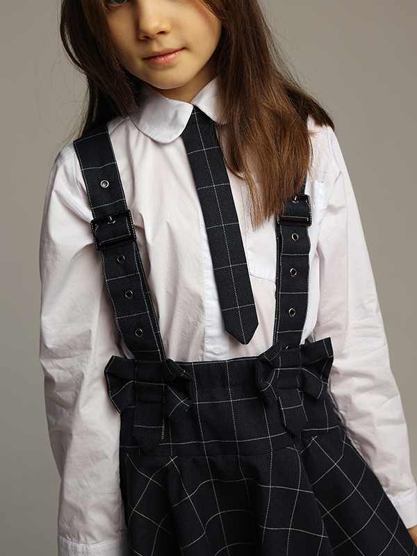 Нарядная белая школьная блузка рубашечного кроя с клетчатым галстуком