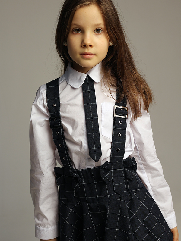 Нарядная белая школьная блузка рубашечного кроя с клетчатым галстуком