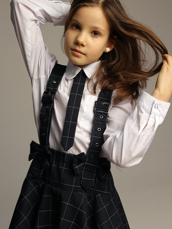 Нарядная белая школьная блузка рубашечного кроя с клетчатым галстуком