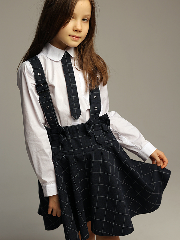 Нарядная белая школьная блузка рубашечного кроя с клетчатым галстуком
