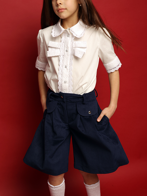 Нарядная белая школьная блузка со вставками из шитья с бантом на лифе