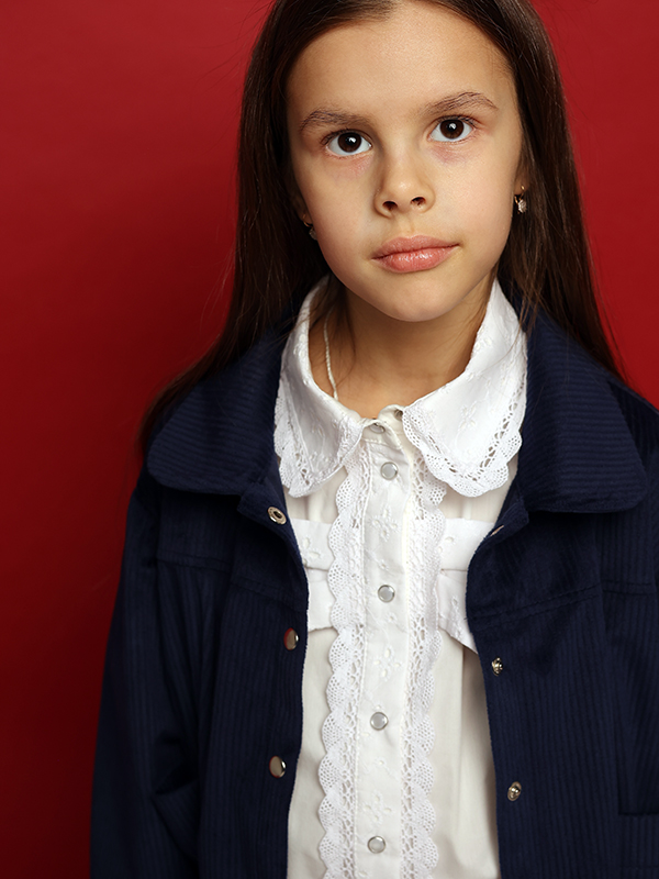 Нарядная белая школьная блузка со вставками из шитья с бантом на лифе