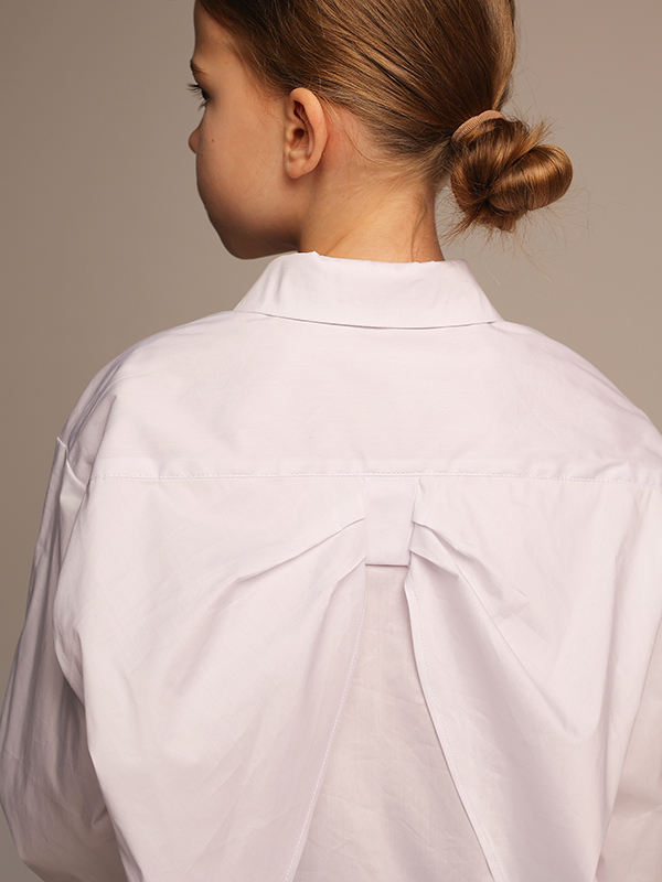 Нарядная белая школьная блузка с бантом на спине