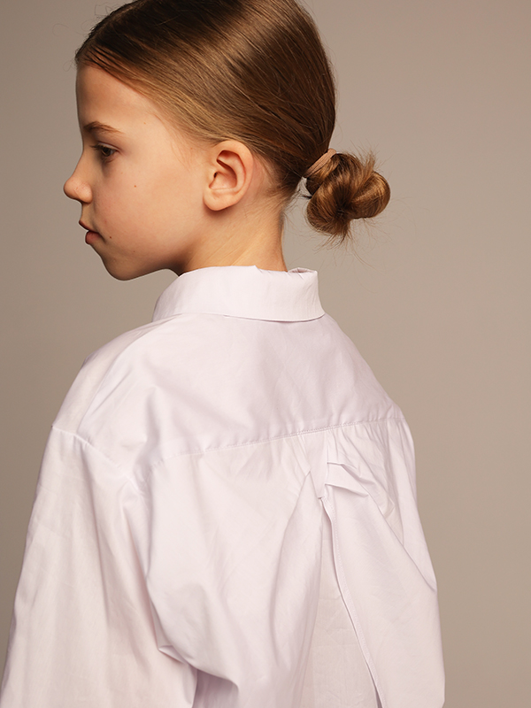 Нарядная белая школьная блузка с бантом на спине