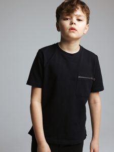 Темно-синяя футболка с карманом с молнией