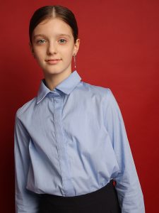 Классическая голубая школьная блузка рубашечного кроя на девочку