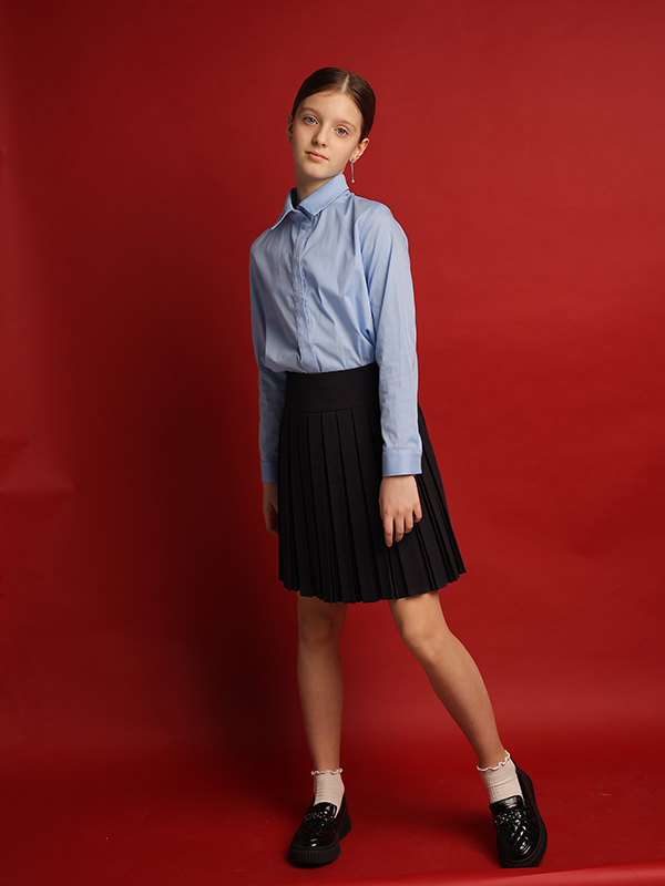 Классическая голубая школьная блузка рубашечного кроя на девочку