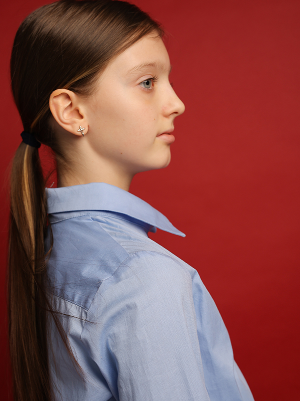 Классическая голубая школьная блузка рубашечного кроя на девочку