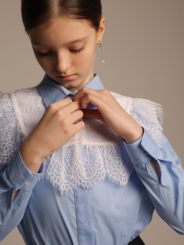 Классическая голубая школьная блузка рубашечного кроя на девочку