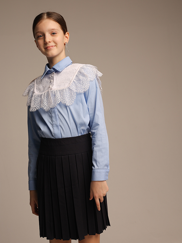 Классическая голубая школьная блузка рубашечного кроя на девочку
