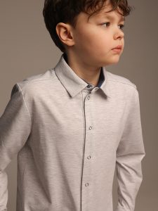 Серая школьная трикотажная рубашка с голубыми вставками на мальчика
