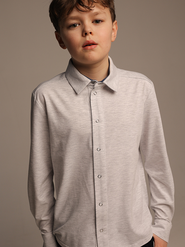 Серая школьная трикотажная рубашка с голубыми вставками на мальчика