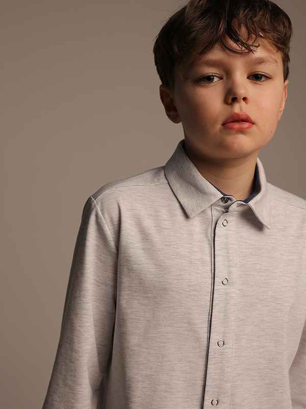Серая школьная трикотажная рубашка с голубыми вставками на мальчика