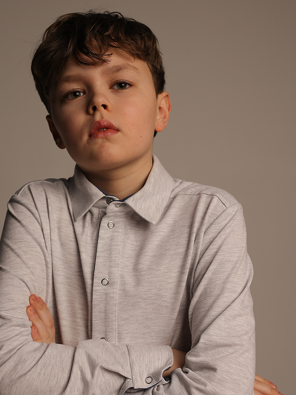 Серая школьная трикотажная рубашка с голубыми вставками на мальчика