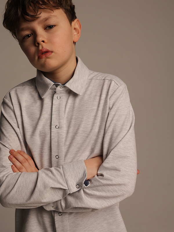 Серая школьная трикотажная рубашка с голубыми вставками на мальчика
