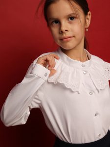 Нарядная белая трикотажная школьная блузка с рюшью-шитьем на воротнике