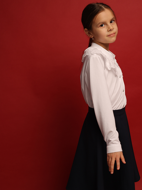 Нарядная белая трикотажная школьная блузка с рюшью-шитьем на воротнике