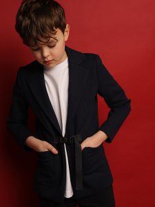 Нарядный синий школьный пиджак-кардиган на мальчика с регулирующейся застежкой