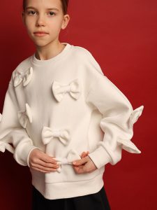 Бело-молочный нарядный свитшот с бантами на девочку