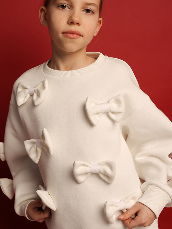 Бело-молочный нарядный свитшот с бантами на девочку