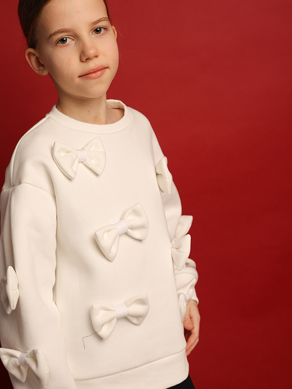 Бело-молочный нарядный свитшот с бантами на девочку