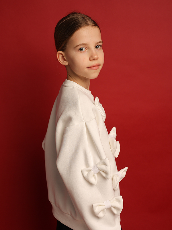 Бело-молочный нарядный свитшот с бантами на девочку