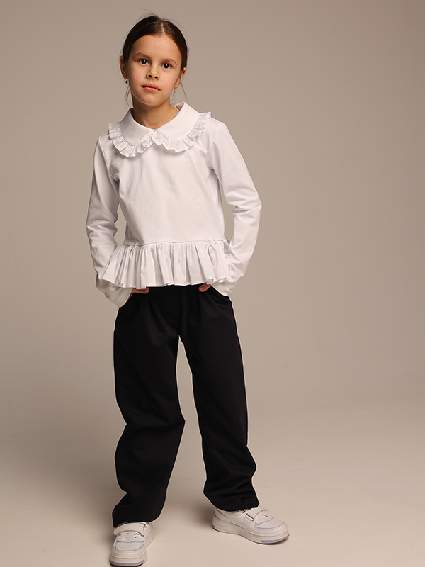 Комбинированная белая блузка из трикотажа и рубашечного хлопка с воланом-баской