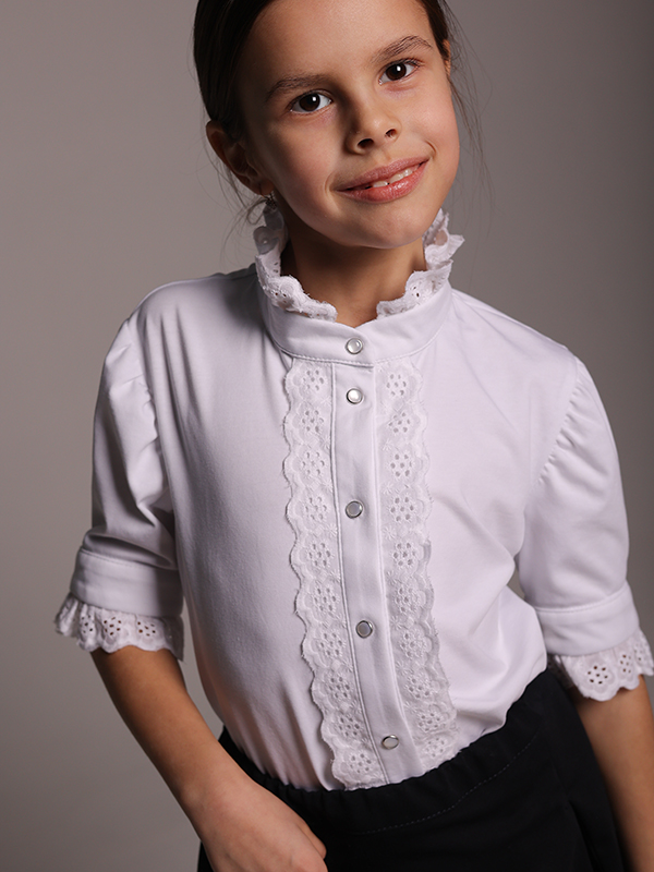 Белая нарядная трикотажная школьная блузка с коротким рукавом