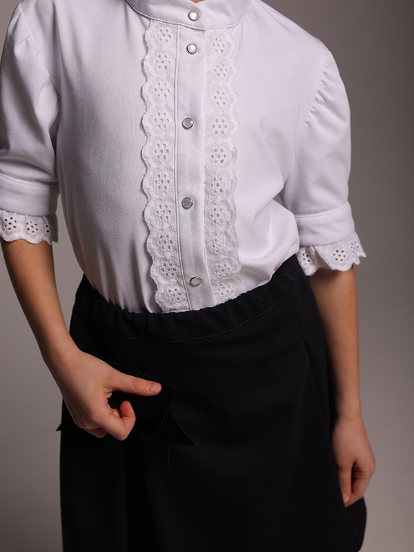 Белая нарядная трикотажная школьная блузка с коротким рукавом