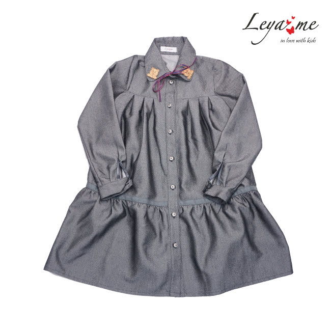 Серое школьное платье-рубашка с оборкой и декором на воротнике