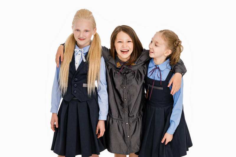 Серое школьное платье-рубашка с оборкой и декором на воротнике