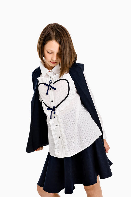 Белая школьная блузка с кокеткой-сердцем